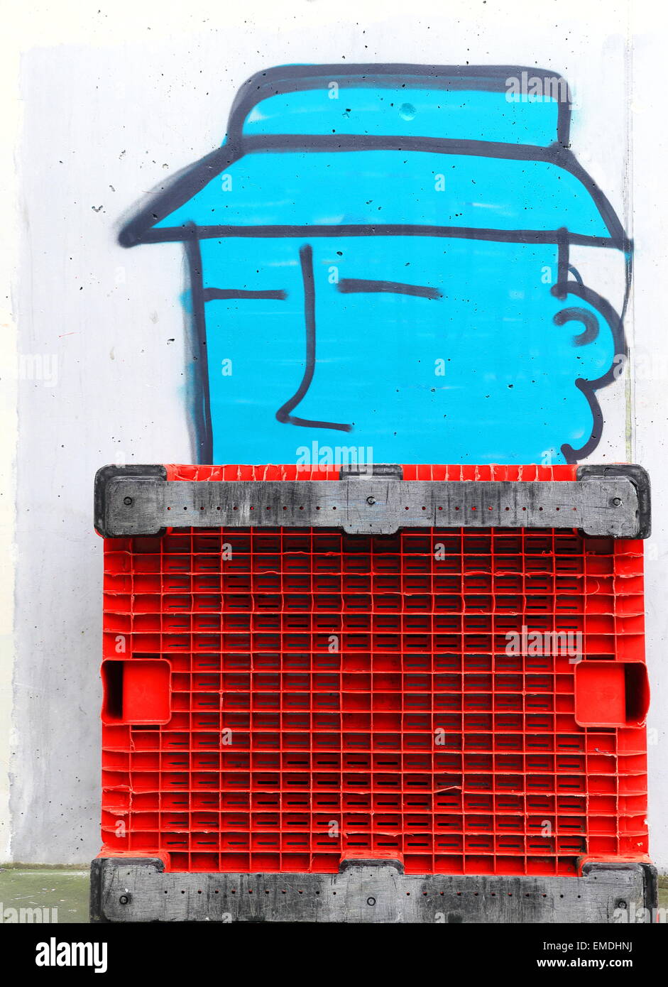 HONDARRIBIA,Spagna-marzo 21, 2015: gli artisti locali decorano la parete della porta del Marzo 21, Spagna. Foto Stock