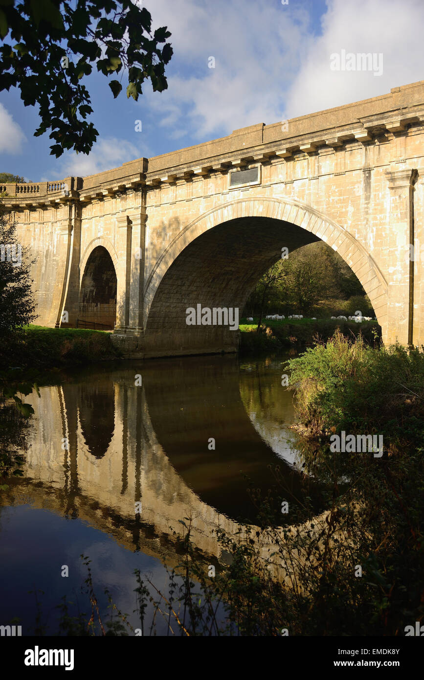 Dundas acquedotto, portante il Kennet & Avon canal oltre il fiume Avon e adiacente la ferrovia. Foto Stock