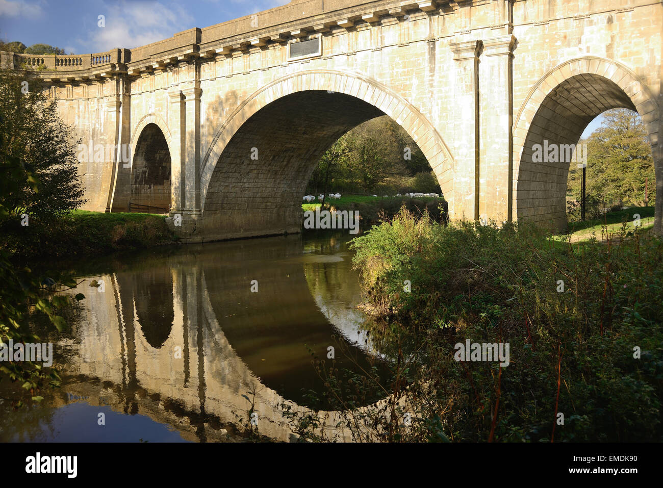 Dundas acquedotto, portante il Kennet & Avon canal oltre il fiume Avon e adiacente la ferrovia. Foto Stock