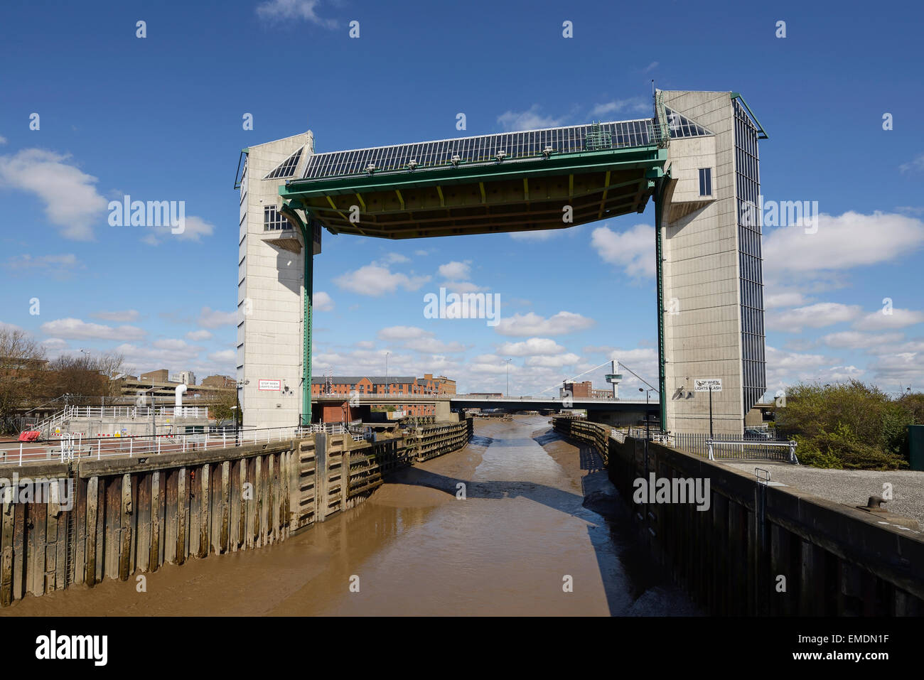 La marea di barriera di sovratensioni sul fiume scafo in Hull City Centre Regno Unito Foto Stock