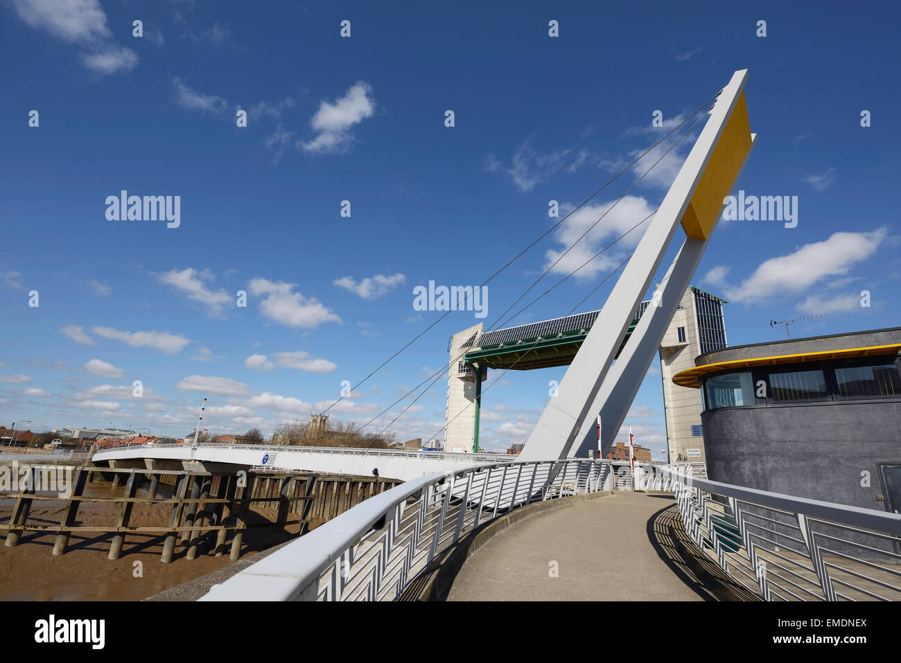Millennium ponte che attraversa il fiume Hull vicino ai picchi di marea barriera in Hull City Centre Regno Unito Foto Stock