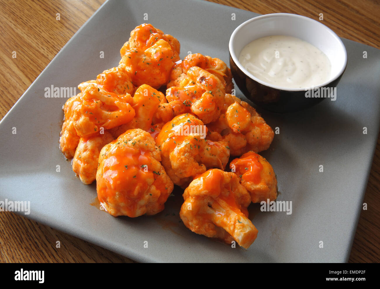 Lo stile di buffalo cavolfiore impilati su una piastra con ranch salsa di immersione Foto Stock