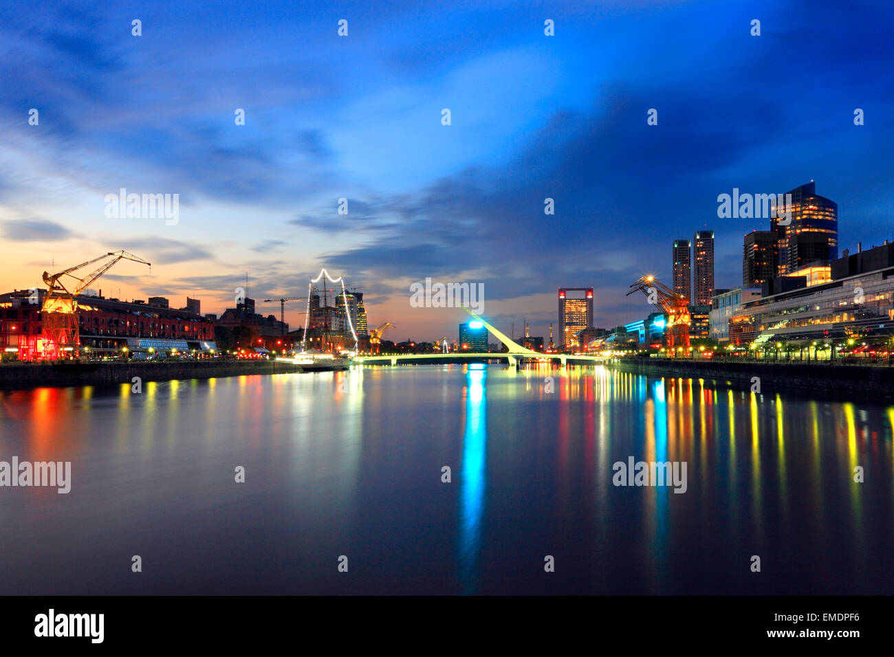 Donna 's Bridge e Sarmiento fregata. Puerto Madero Buenos Aires Argentina Foto Stock