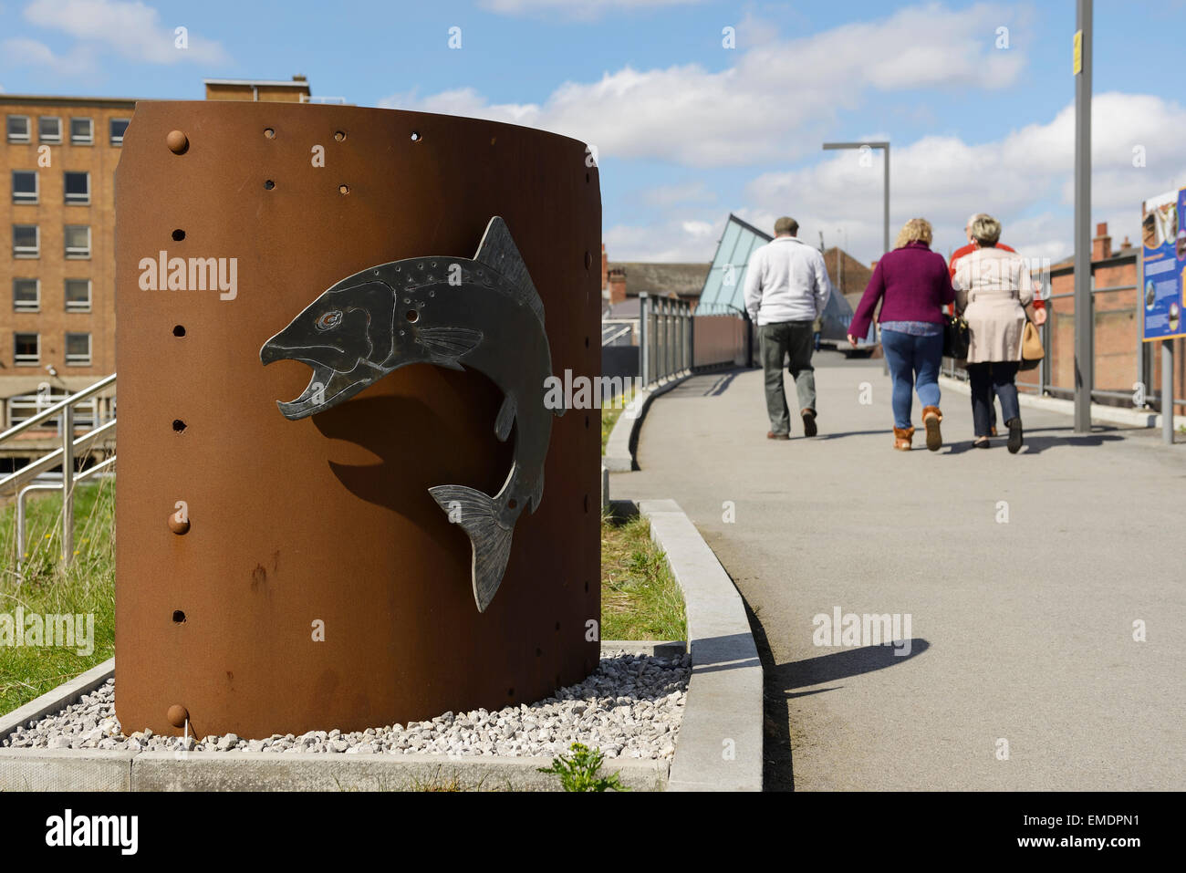 Le persone che attraversano il fiume scafo al di sopra della scala ponte di corsia verso il city centre REGNO UNITO Foto Stock