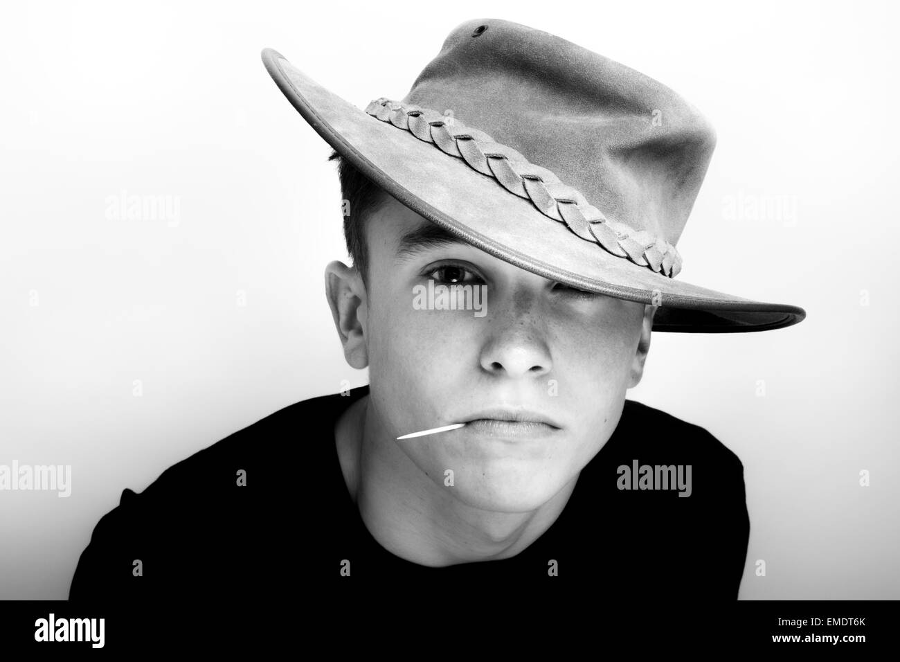 Ritratto di un bianco British teen boy indossando un cappello in bianco e nero Foto Stock