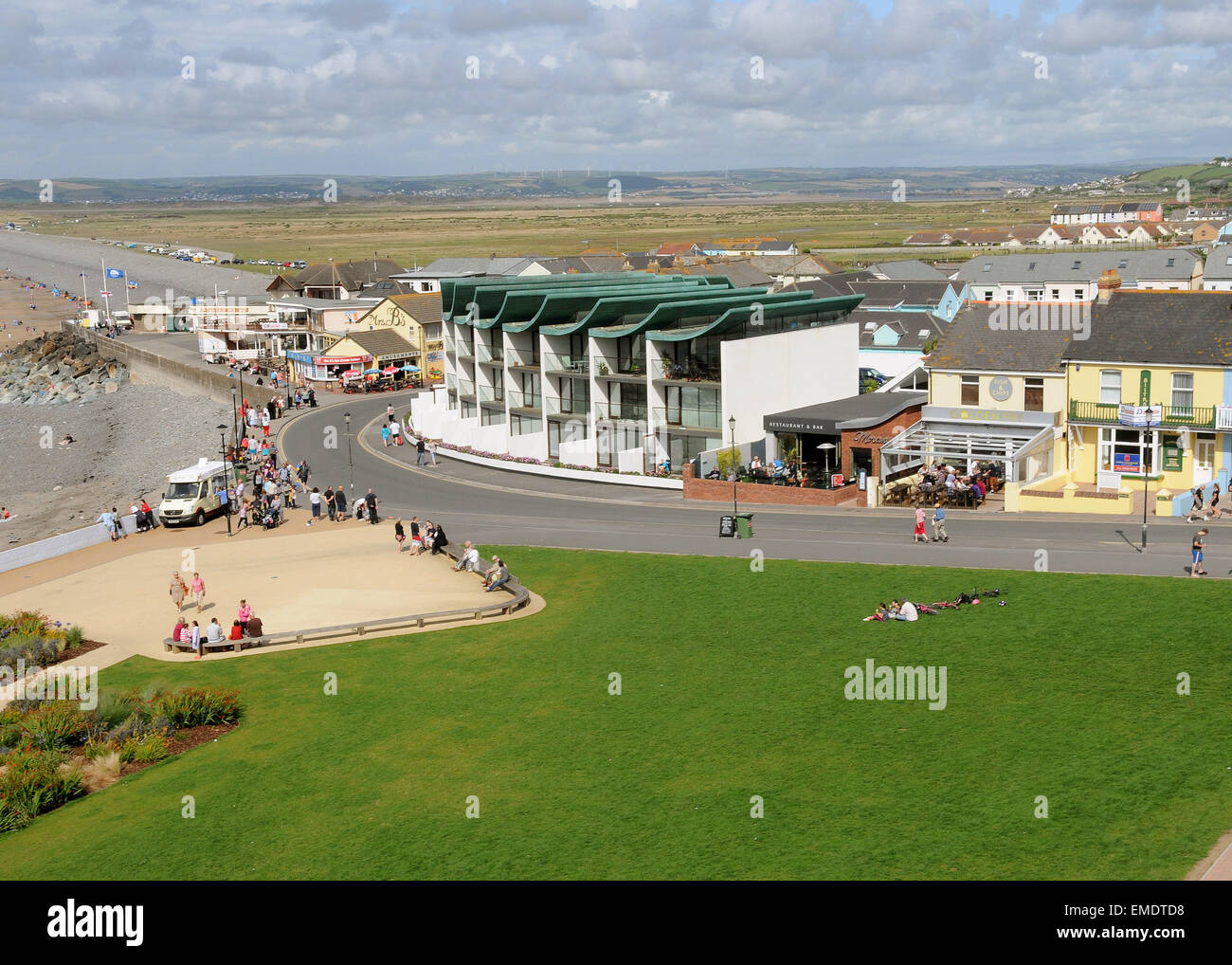 North Devon visualizzazioni Nautilus appartamenti fronte mare sulla spiaggia di ciottoli e di cresta spianata Condino North Devon, Inghilterra Foto Stock