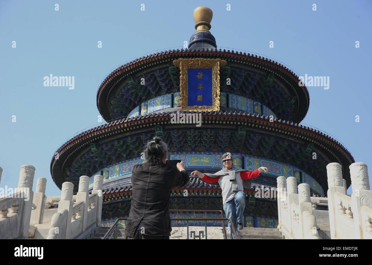 Pechino, Cina. Xx Apr, 2015. Sud regista coreano Kim Ki-duk (L), anche un meber della giuria della 5a Beijing International Film Festival, prende la foto per lo scrittore americano e il produttore Robert Mark Kamen come hanno visitato il Tempio del cielo di Pechino, capitale della Cina, 20 aprile 2015. Credito: Wang Shen/Xinhua/Alamy Live News Foto Stock