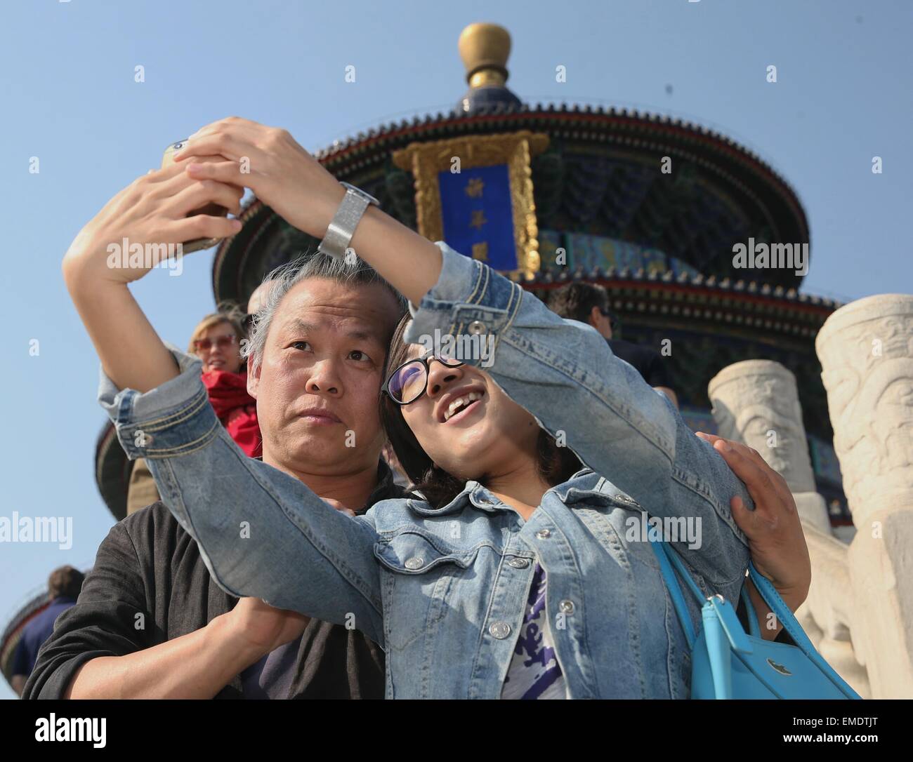 Pechino, Cina. Xx Apr, 2015. Sud regista coreano Kim Ki-duk (L), anche un membro della giuria del quinto Beijing International Film Festival, pone per le foto con un ventilatore come egli ha visitato il Tempio del cielo di Pechino, capitale della Cina, 20 aprile 2015. Credito: Wang Shen/Xinhua/Alamy Live News Foto Stock