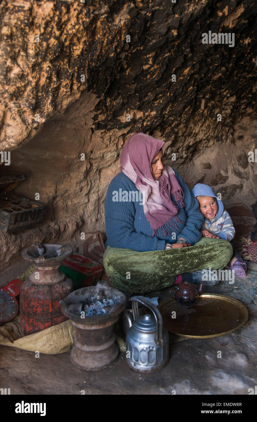 Le popolazioni nomadi Berber, vivere in grotte nella centrale Alto Atlante vicino a Jebel Talouit (montagna). Spostare con le loro pecore e andare Foto Stock