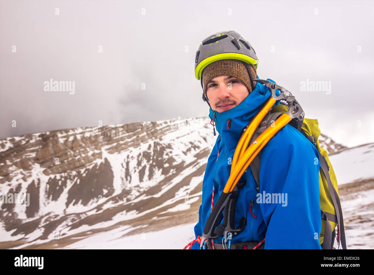 Ritratto di un alpinista. Il modello è di 23 anni dalla Spagna. Ima presi nei Pirenei, Spagna. Foto Stock