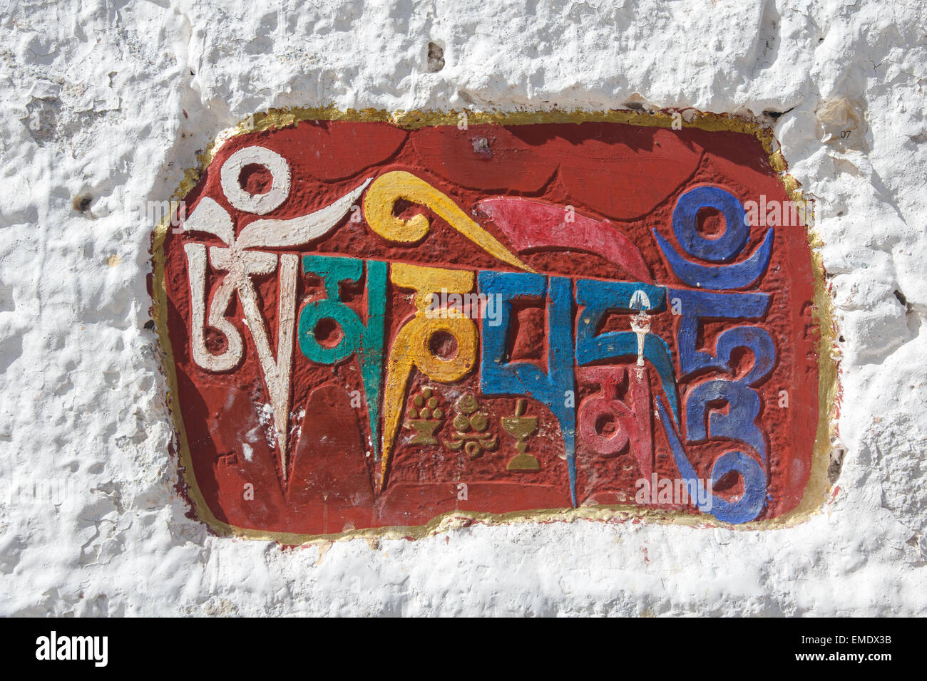Il sanscrito "mantra Om mani padme hum' inscritto e dipinta come una pietra di mani su di una cavità in una parete del palazzo del Potala in Lhas Foto Stock
