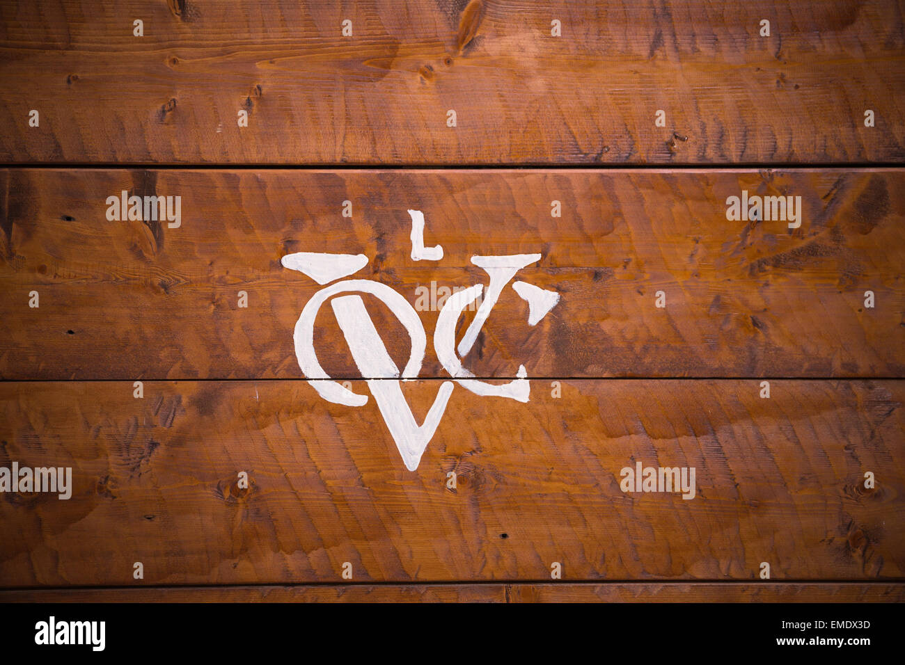 Il logo del Dutch United East India Company (Vereenigde Oostindische Compagnie) sullo sfondo di listelli di legno. Spesso sono gli uomini Foto Stock