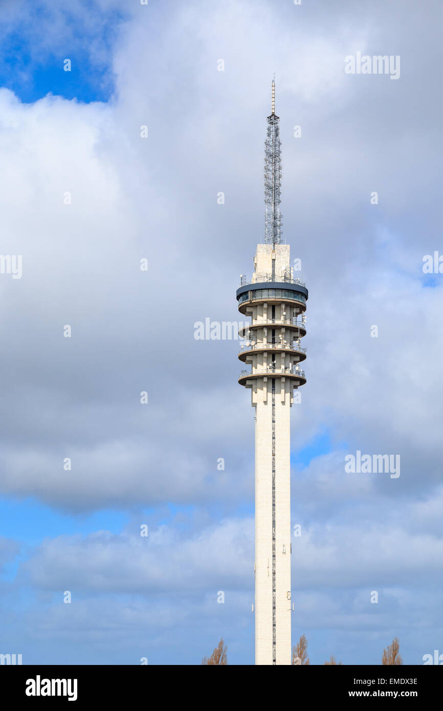 Ex torre della TV in Lelystad, Paesi Bassi. La torre è ora utilizzato come computer del centro dati. Foto Stock