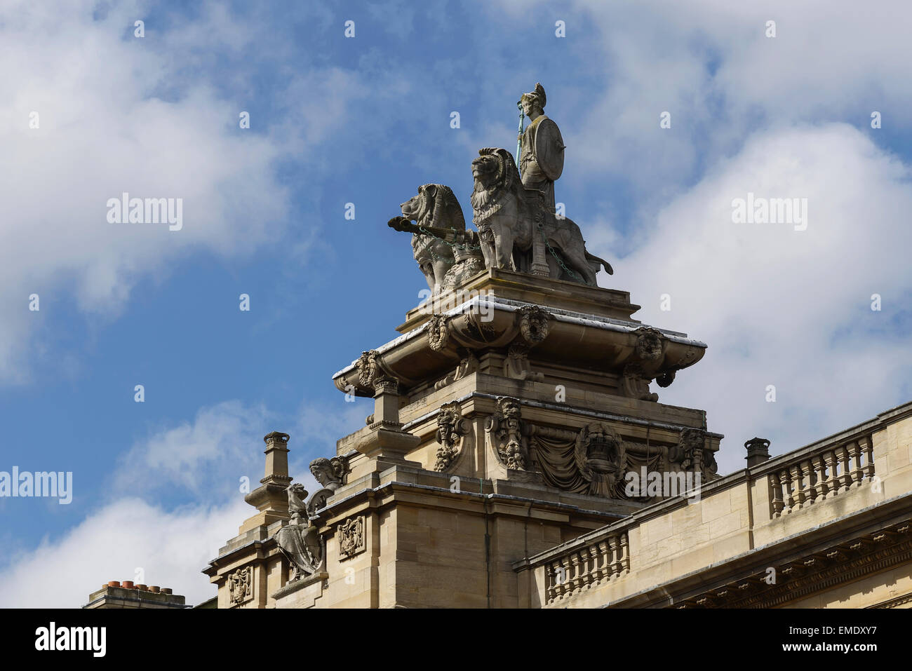 Statue decorative e muratura in pietra sulla sommità del Guildhall edificio in Hull City Centre Regno Unito Foto Stock