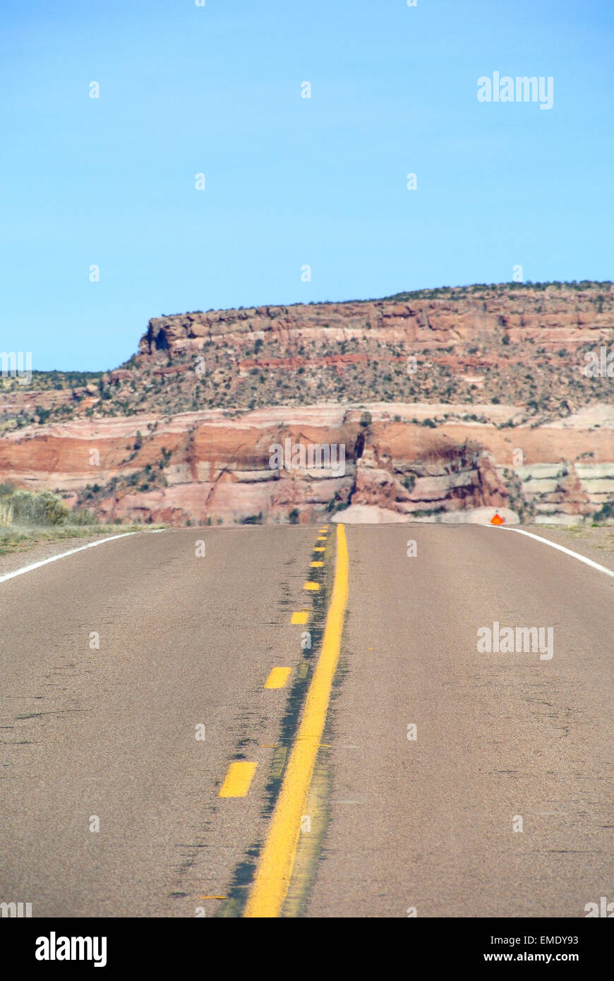 Vista della vecchia route 66 due corsie in Nuovo Messico usa Foto Stock