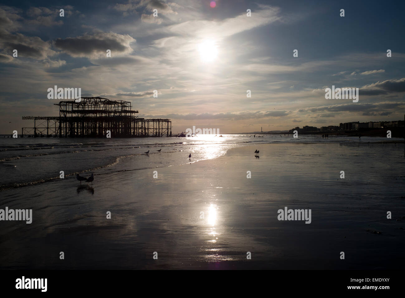 Brighton West abbandonati Pier, bassa marea,Tramonto Foto Stock