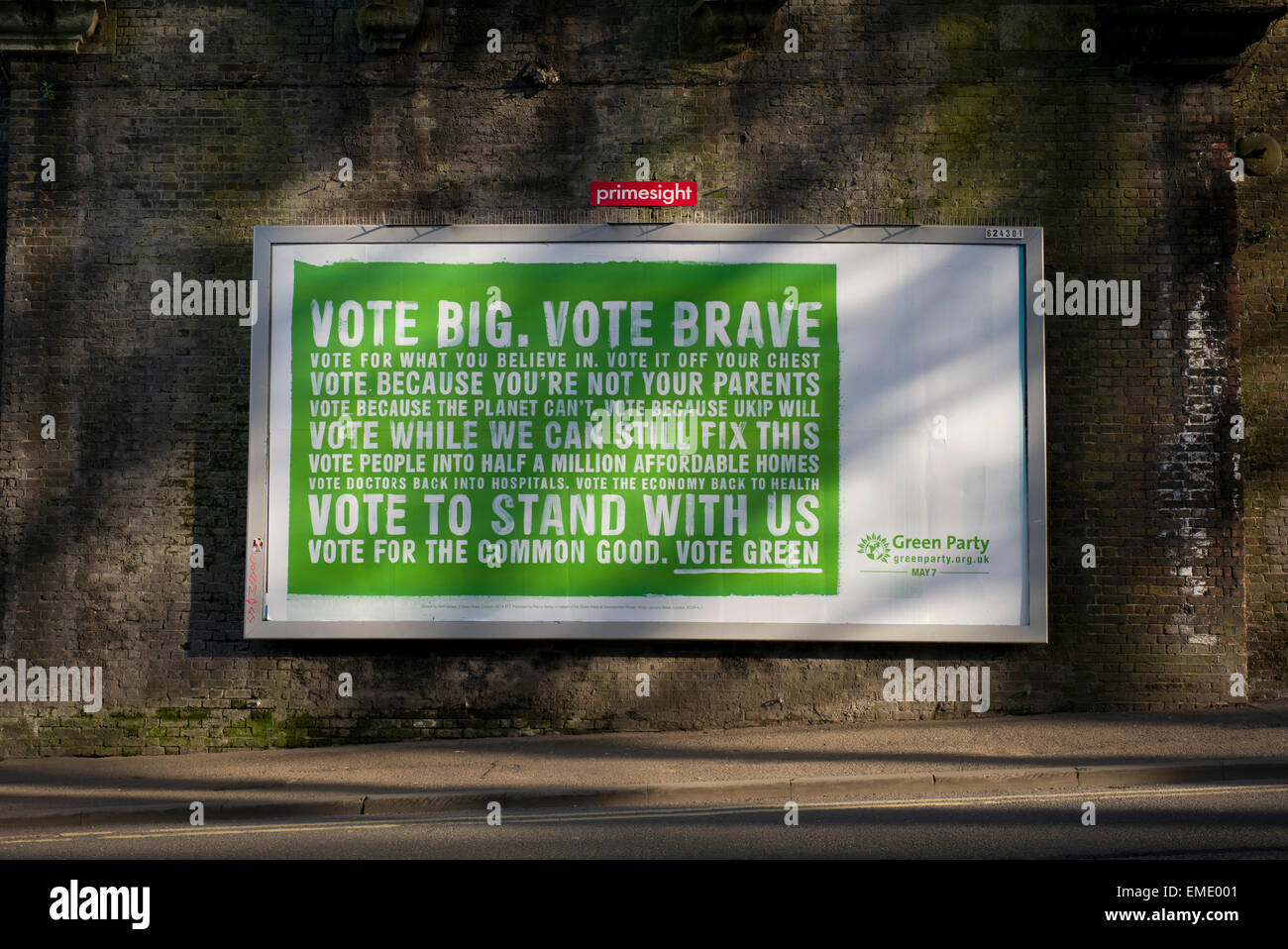 Partito verde campagna di manifesti, la luce solare e le ombre, elezioni generali 2015, Brighton, Regno Unito Foto Stock