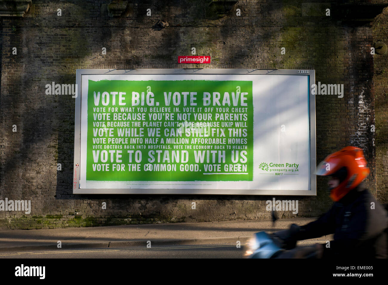 Partito verde campagna di manifesti, la luce solare e le ombre, elezioni generali 2015, Brighton, Regno Unito Foto Stock