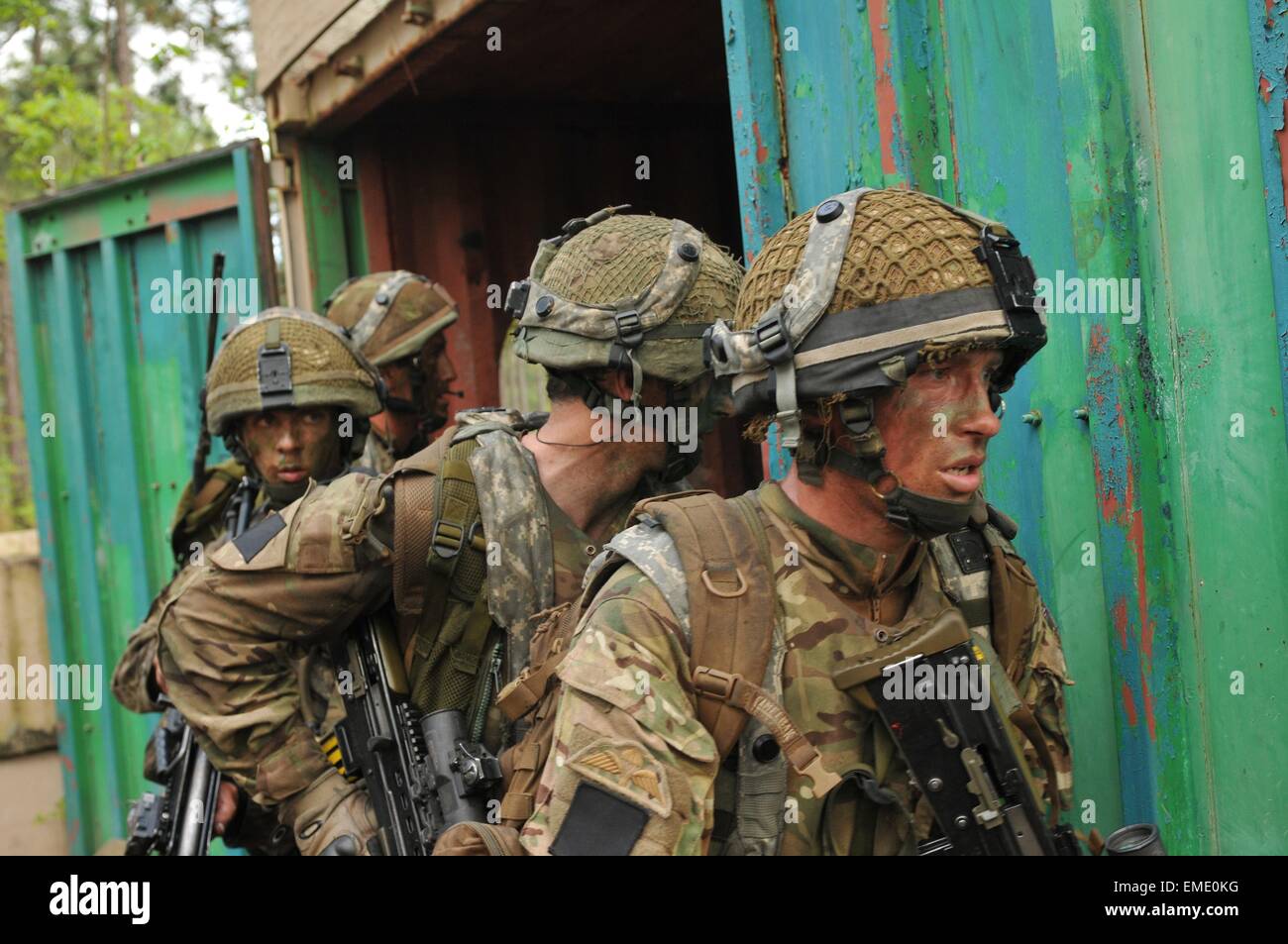 British paracadutisti assegnato alla sedicesima brigata aerea d'assalto condurre un assalto simulato durante la Combined Joint accesso operativo Esercizio Aprile 18, 2015 a Fort Bragg, N.C. Più di 3.500 Americani e britannici hanno partecipato i paracadutisti in esercizio. Foto Stock