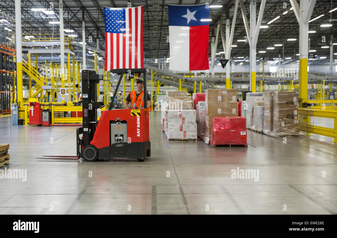 flow explode Microprocessor Amazon maschio dipendente carrello unità a magazzino in Texas Foto stock -  Alamy