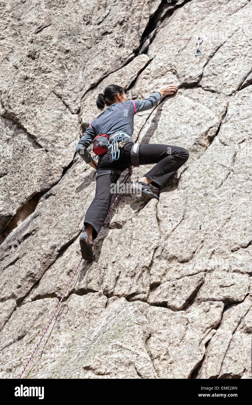 Giovane donna difficile arrampicata, Parete per arrampicata su roccia montagne polacche. Foto Stock