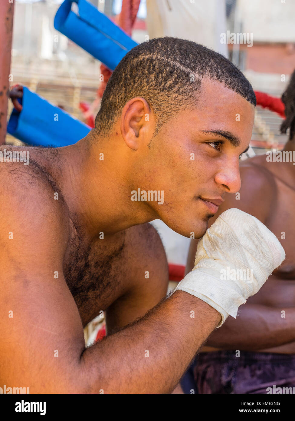 Close-up verticale di un pugile afro-cubane a Rafael Trejo Boxing palestra di La Habana Vieja, Cuba. Foto Stock