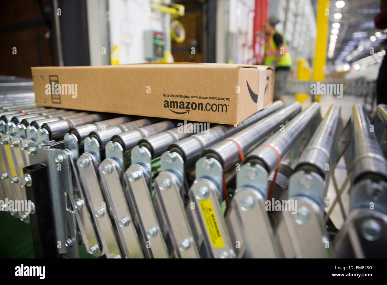 Amazon centro di spedizione anticipata si avvale di un sistema di monitoraggio per il pacchetto di ordini e posto in grandi rimorchi dei trattori per la consegna Foto Stock