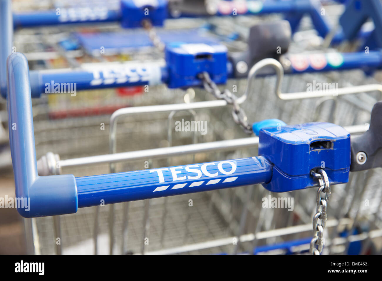 Carrelli della spesa al di fuori del supermercato Tesco Foto Stock