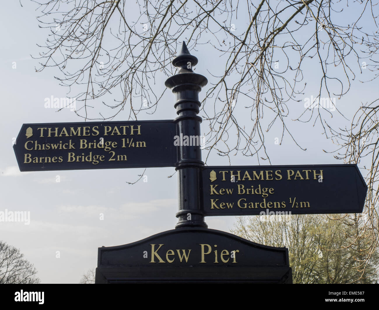 Segno per Kew Pier,Kew Gardens,Thames di Fiume percorso di traino che mostra le distanze a Chiswick Bridge,Barnes Bridge,Kew Bridge,Kew Gardens Foto Stock