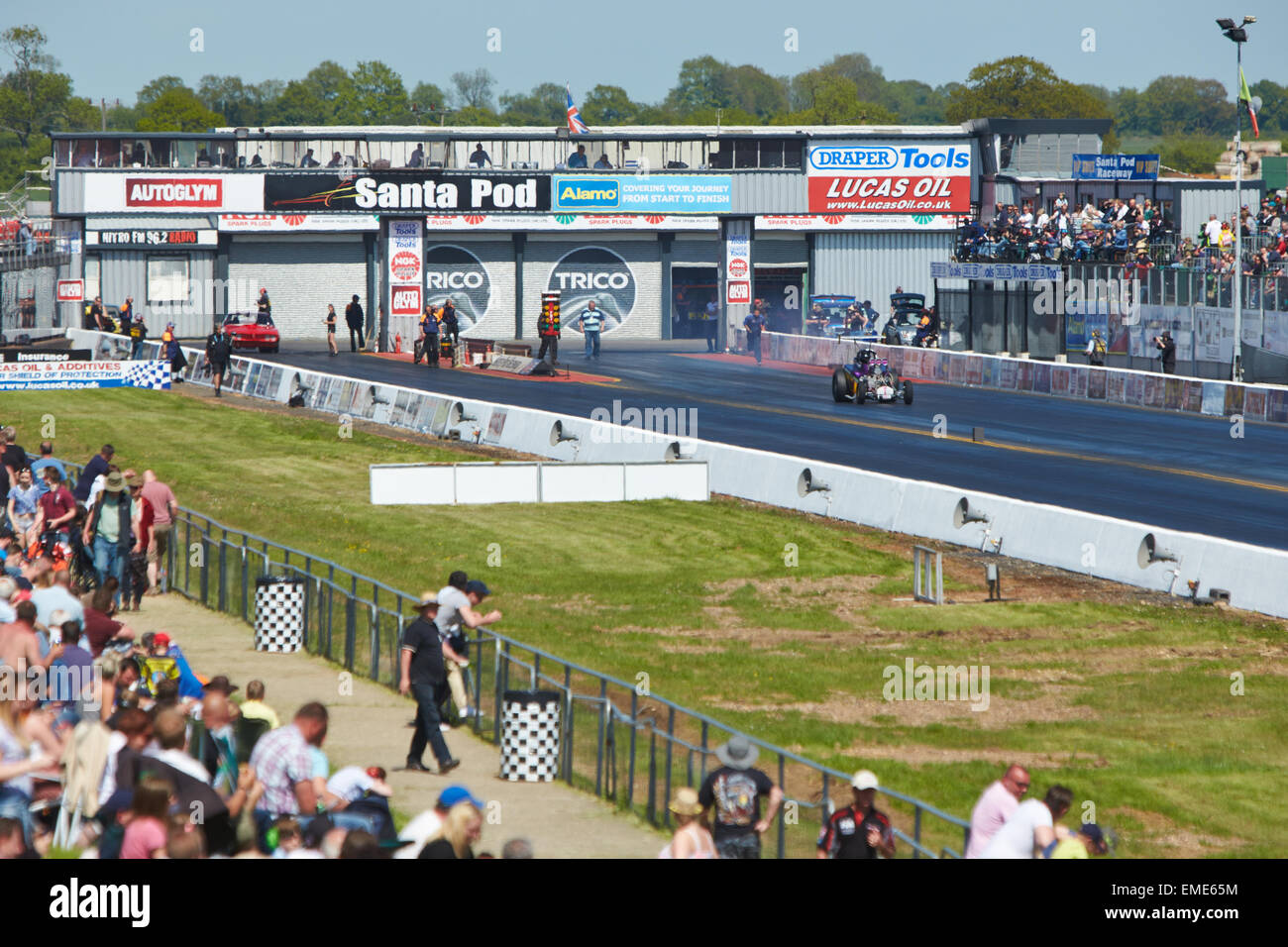 Guardare la folla drag racing al Santa Pod Raceway Foto Stock