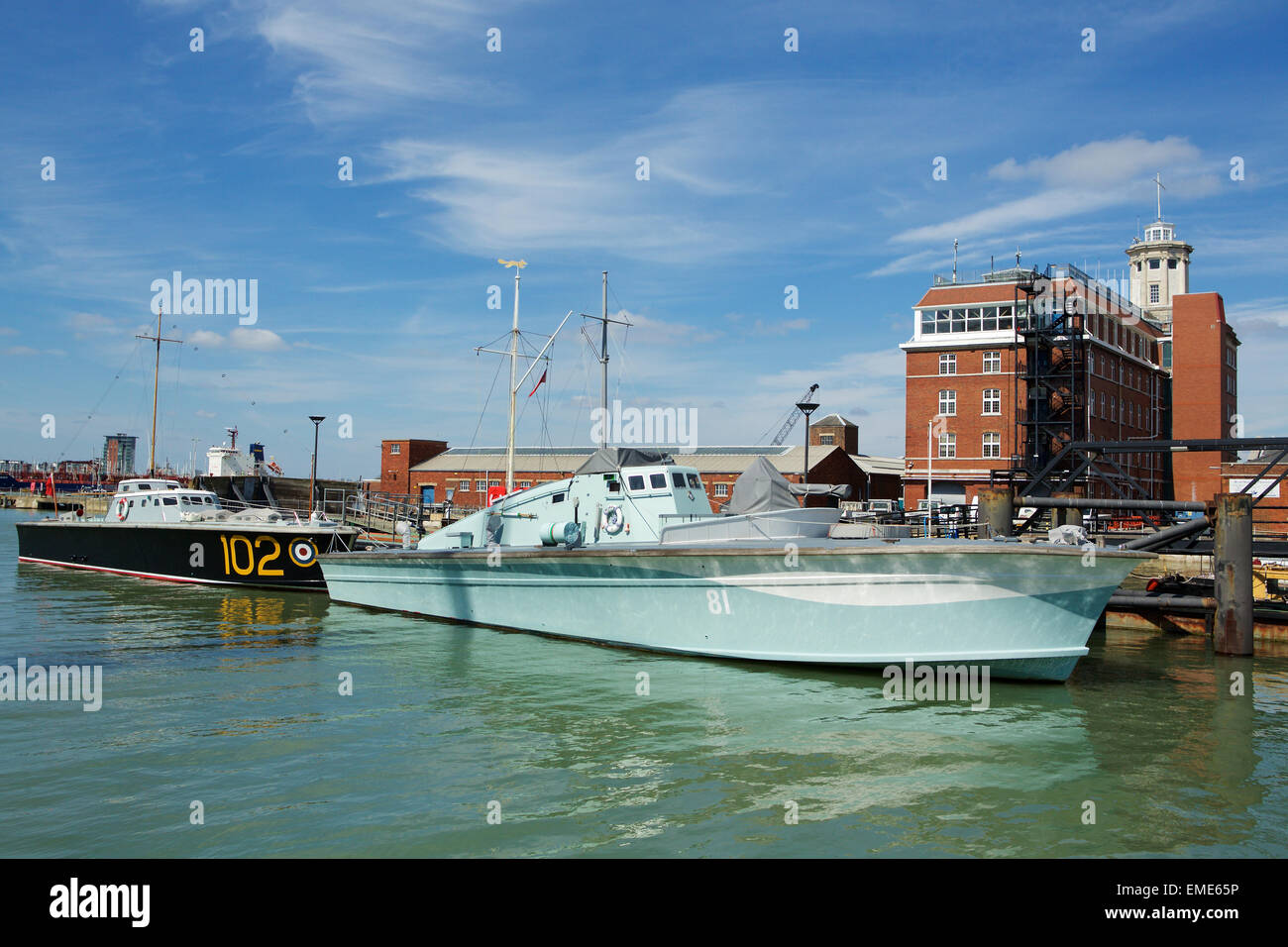 Una elevata velocità di lancio del motorino e la torpediniera ormeggiata in Portsmouth Historic Dockyard. Due piccoli pescherecci dal registro nazionale Foto Stock