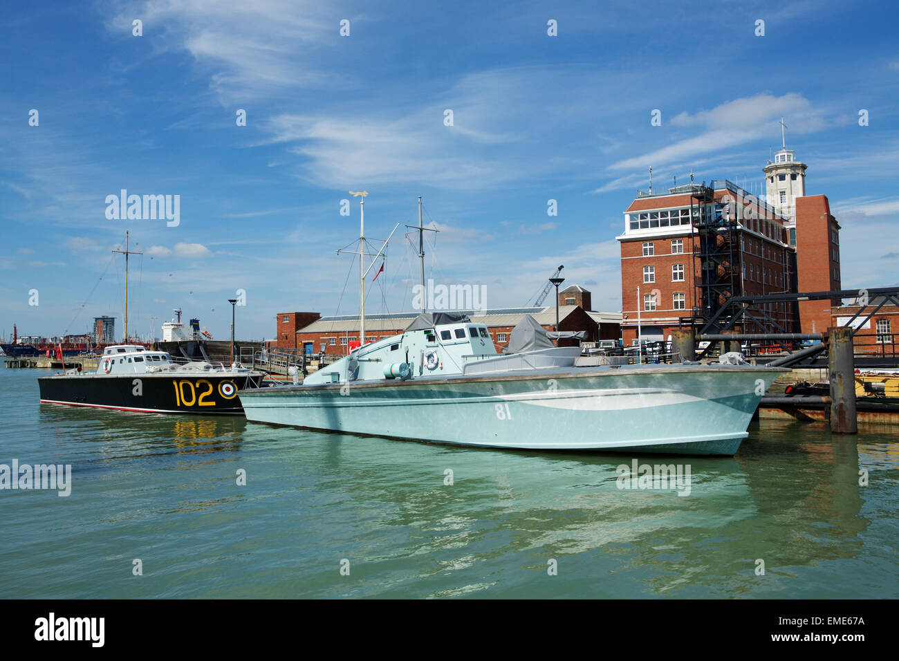 Una elevata velocità di lancio del motorino e la torpediniera ormeggiata in Portsmouth Historic Dockyard. Due piccoli pescherecci dal registro nazionale Foto Stock
