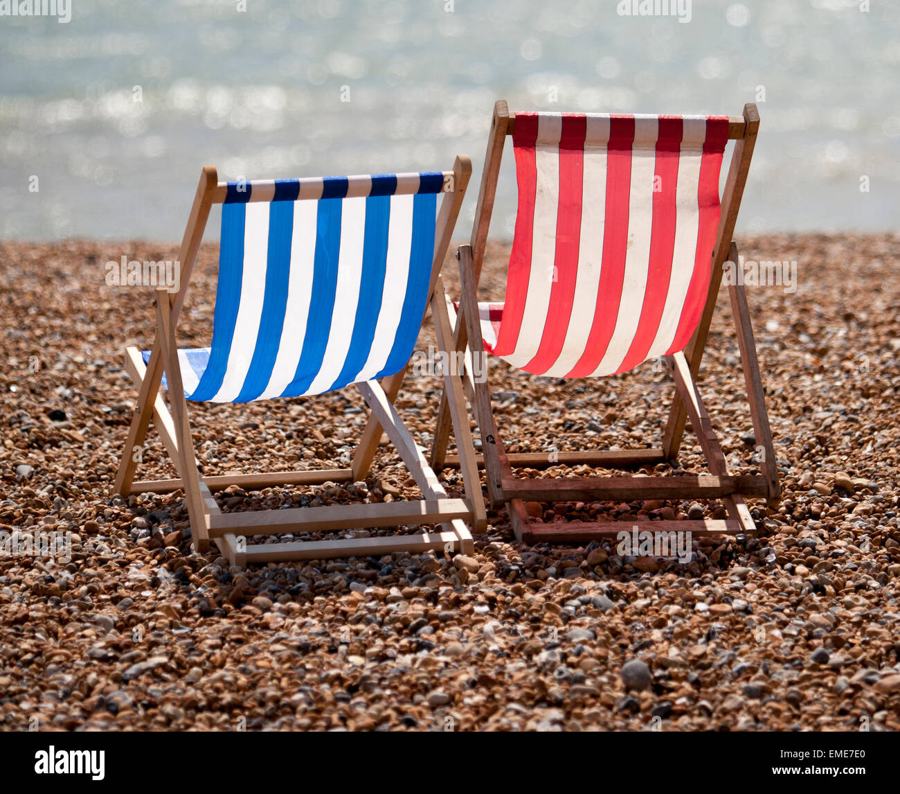 Sedie a sdraio sulla spiaggia di Brighton Foto Stock