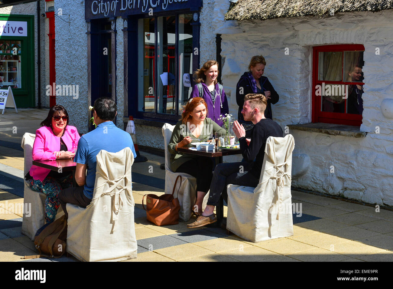 Persone mangiare al fresco nel villaggio artigianale, Londonderry (Derry), Irlanda del Nord Foto Stock