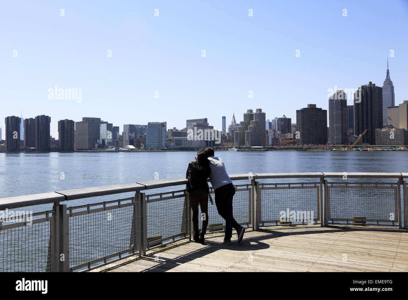 Vista di Manhattan con East River in primo piano da Long Island City, Queens, a New York STATI UNITI D'AMERICA Foto Stock