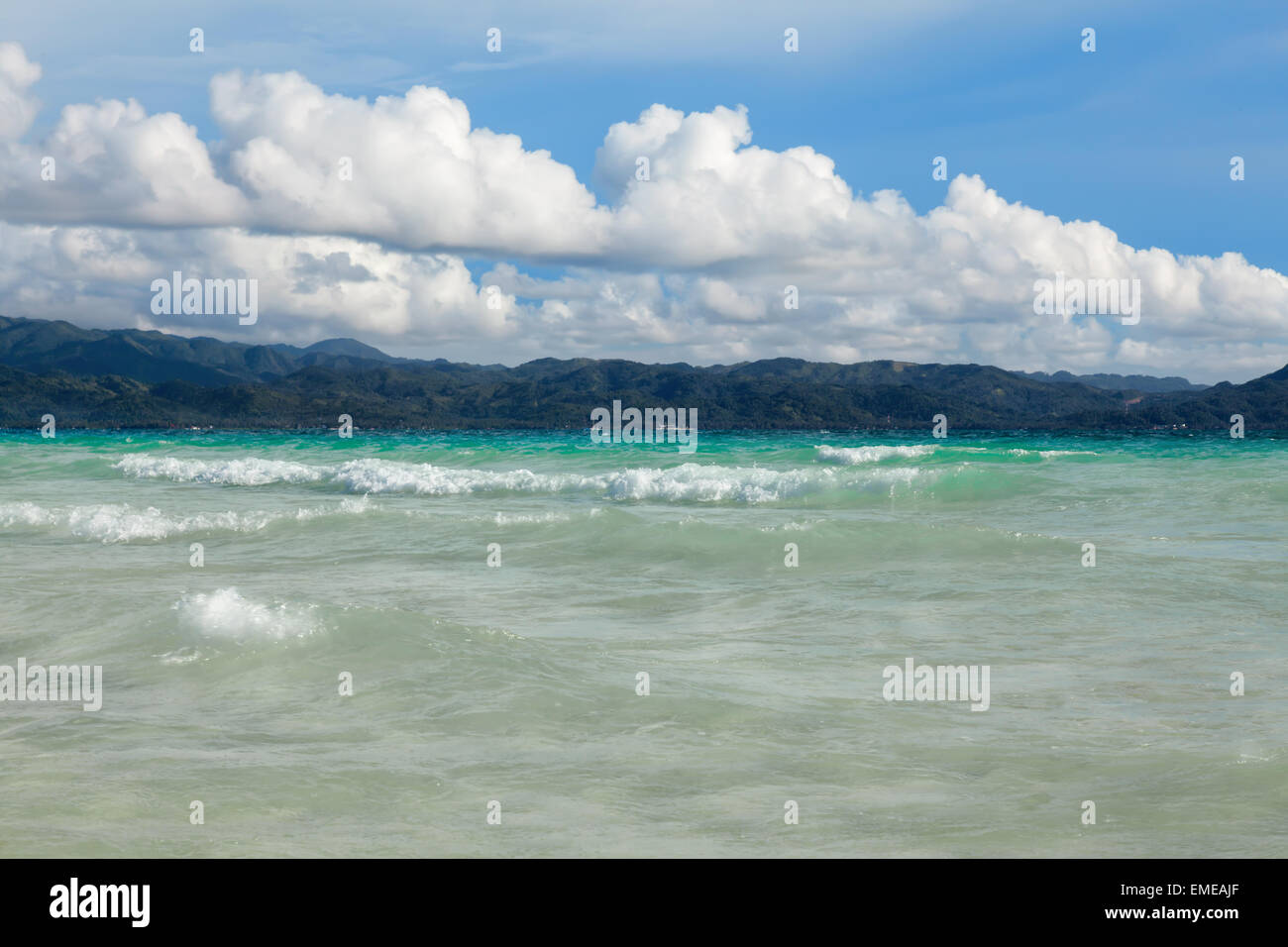 Splendido oceano vista giorno con nuvole bianche sul cielo blu scuro verde isola filippine, Boracay Island Foto Stock