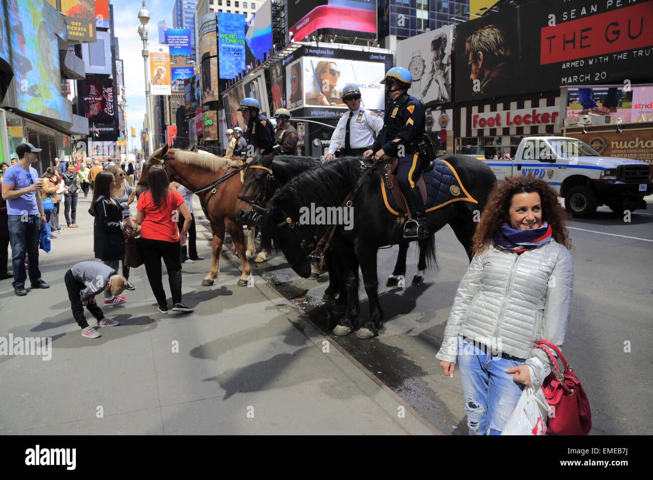 I turisti con photo prendendo con NYPD funzionari di polizia a cavallo in Times Square a New York City USA Foto Stock