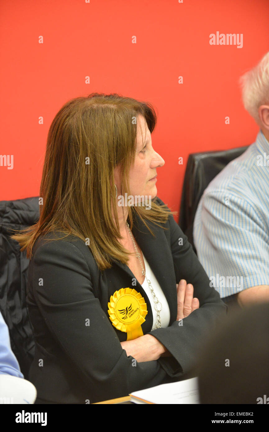 Stroud Green, Londra, Regno Unito. Xx Aprile 2015. Lynne Featherstone a Stroud hustings verde. Hustings di Hornsey e legno verde sede per la prossima elezione generale. Frequentato da Lynne Featherstone (liberal-democratici), Catherine West (Manodopera), Clive Morrison (Ukip), Geoff Moseley (Hoi Polloi), Gordon Peters (verdi), Suhail Rahuja (conservatori) e Helen Spilby-Vann (popoli cristiani Alliance). Credito: Matteo Chattle/Alamy Live News Foto Stock