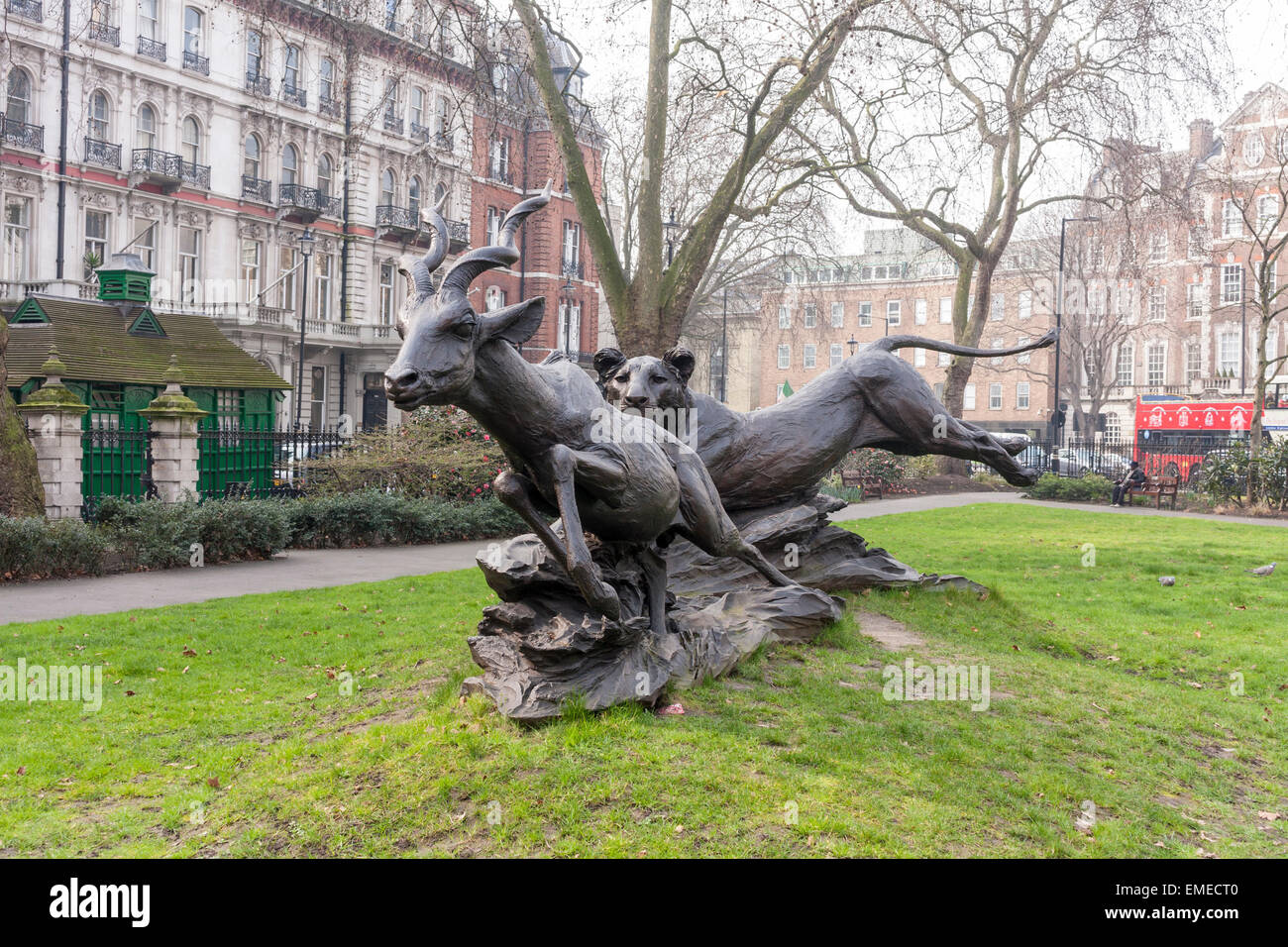 Leonessa e Lesser Kudu scultura, da Jonathan Kenworthy, Upper Grosvenor Gardens, London, Regno Unito Foto Stock