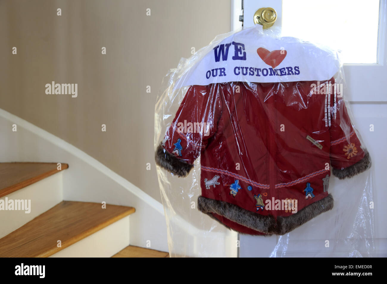 Bambino giacca invernale all'interno di una pulizia a secco in borsa Foto Stock