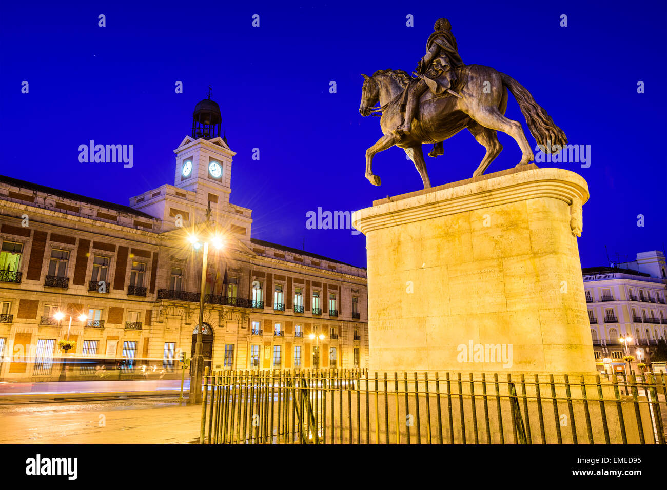 Statua equestre di carlo iii di spagna puerta del sol immagini e