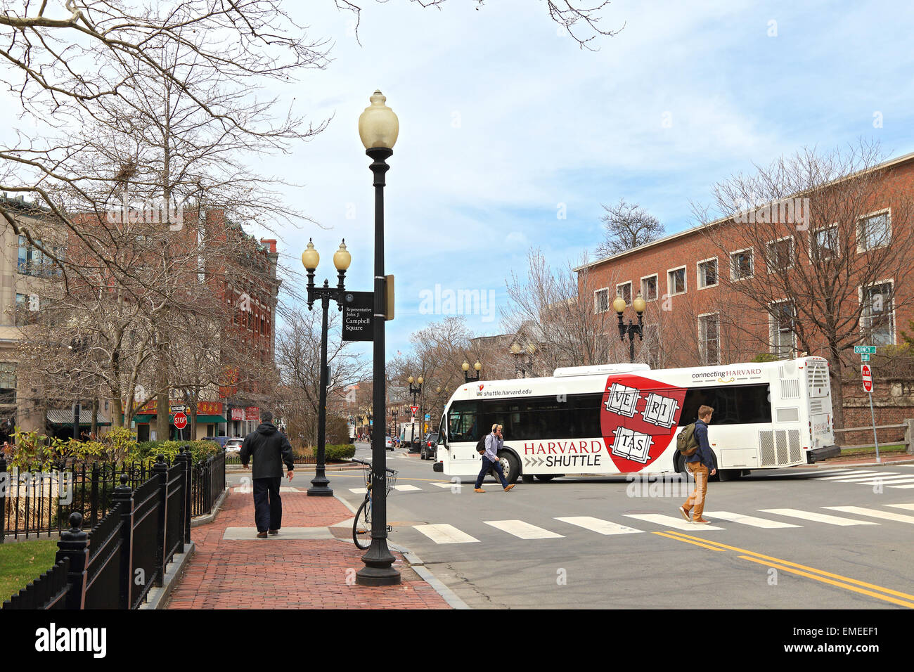 La Harvard University gli studenti e i mezzi di trasporto pubblico bus navetta a Cambridge, Massachusetts, USA. Foto Stock