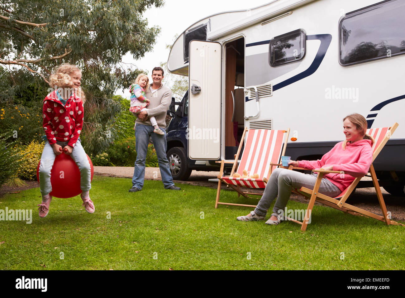 Godendo della famiglia campeggio vacanza in camper Foto Stock
