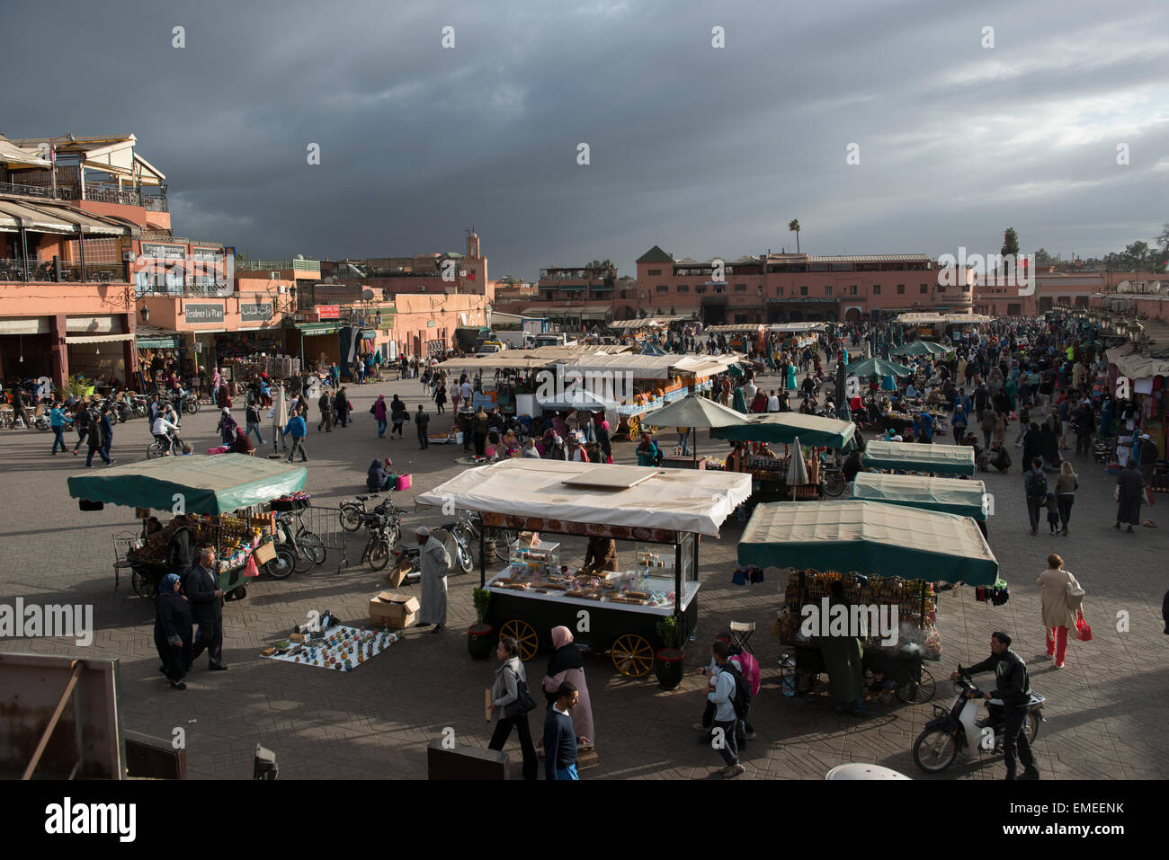 Piazza Jamaa el Fna e marketplace in Marrakech, Marocco. Anche Piazza Jemaa El Fnaa, Djema El Fna o Djemaa El Fnaa Foto Stock