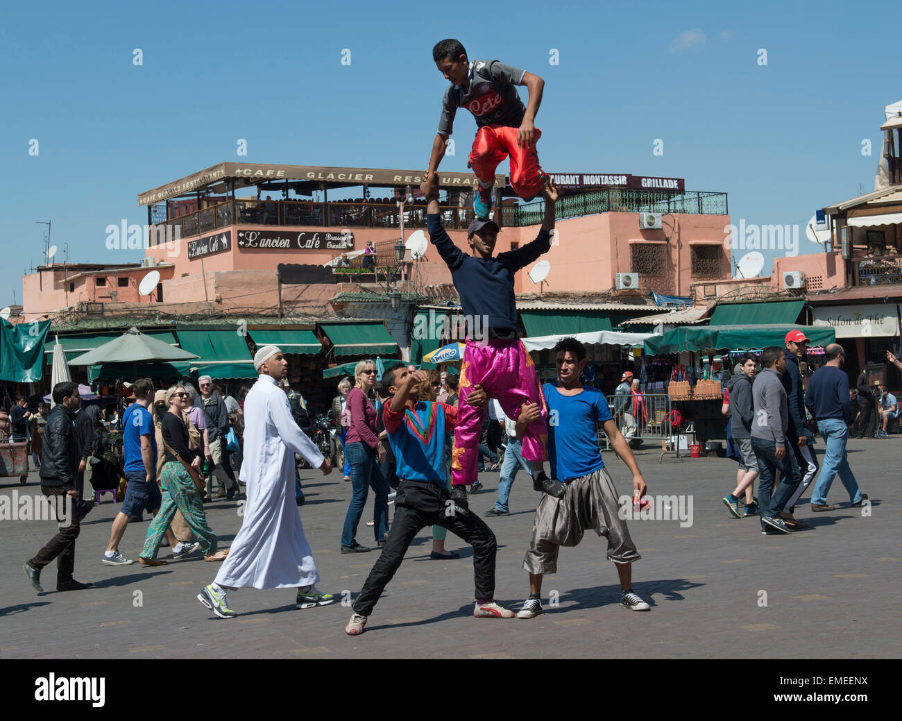Acrobati di strada in piazza Jamaa el Fna e marketplace in Marrakech, Marocco. Anche Piazza Jemaa El Fnaa, Djema El Fna o Djemaa El Fnaa Foto Stock