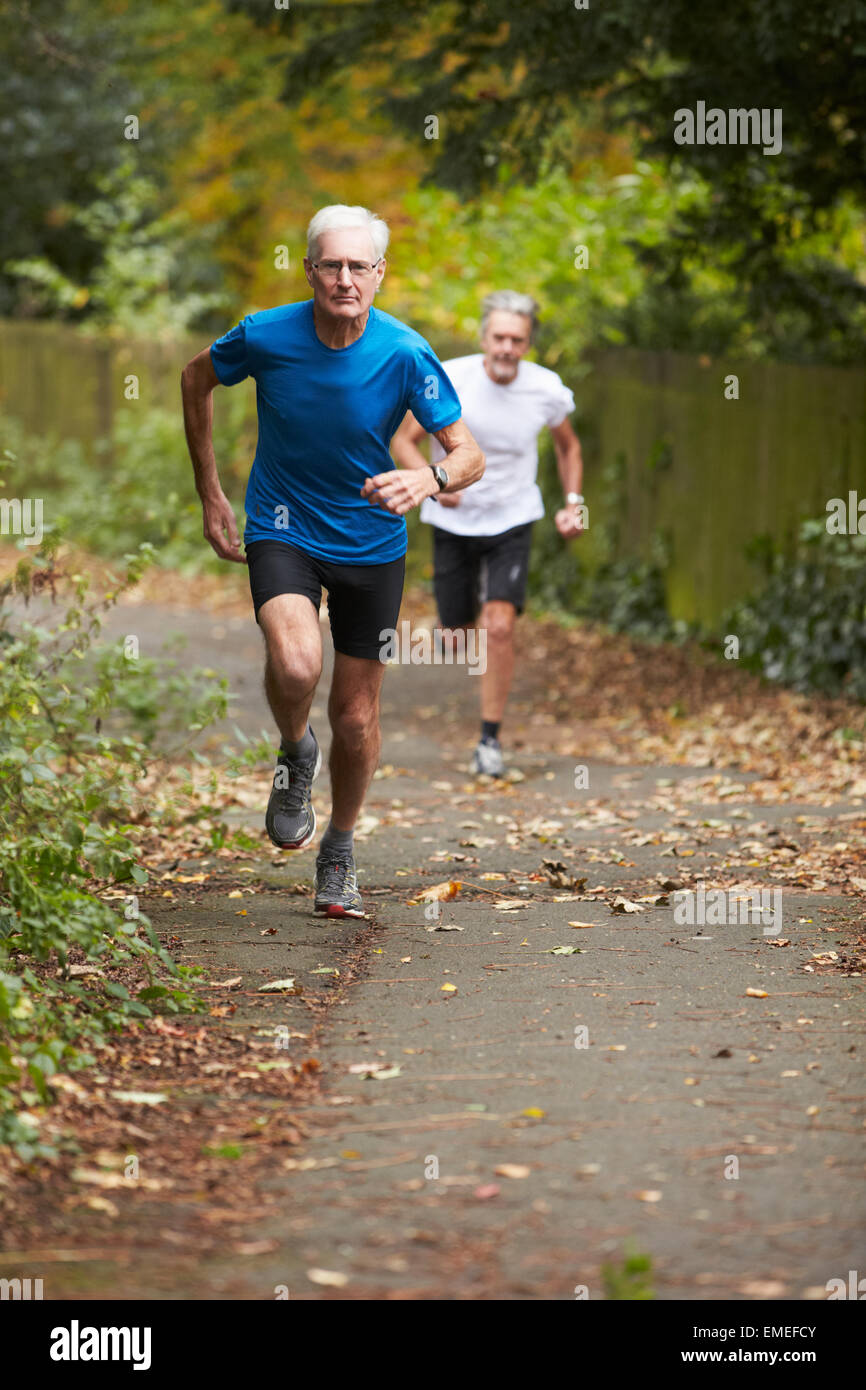 Due maschi maturi per chi ama fare jogging lungo il percorso Foto Stock