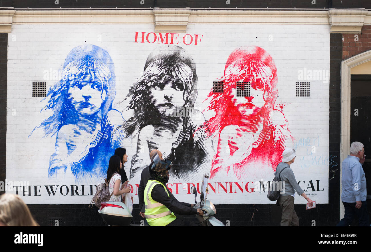 All'angolo di Wardour Street, Londra, giace Queen's Theatre, home per la più lunga del mondo in esecuzione musicale, Les Miserables. Foto Stock
