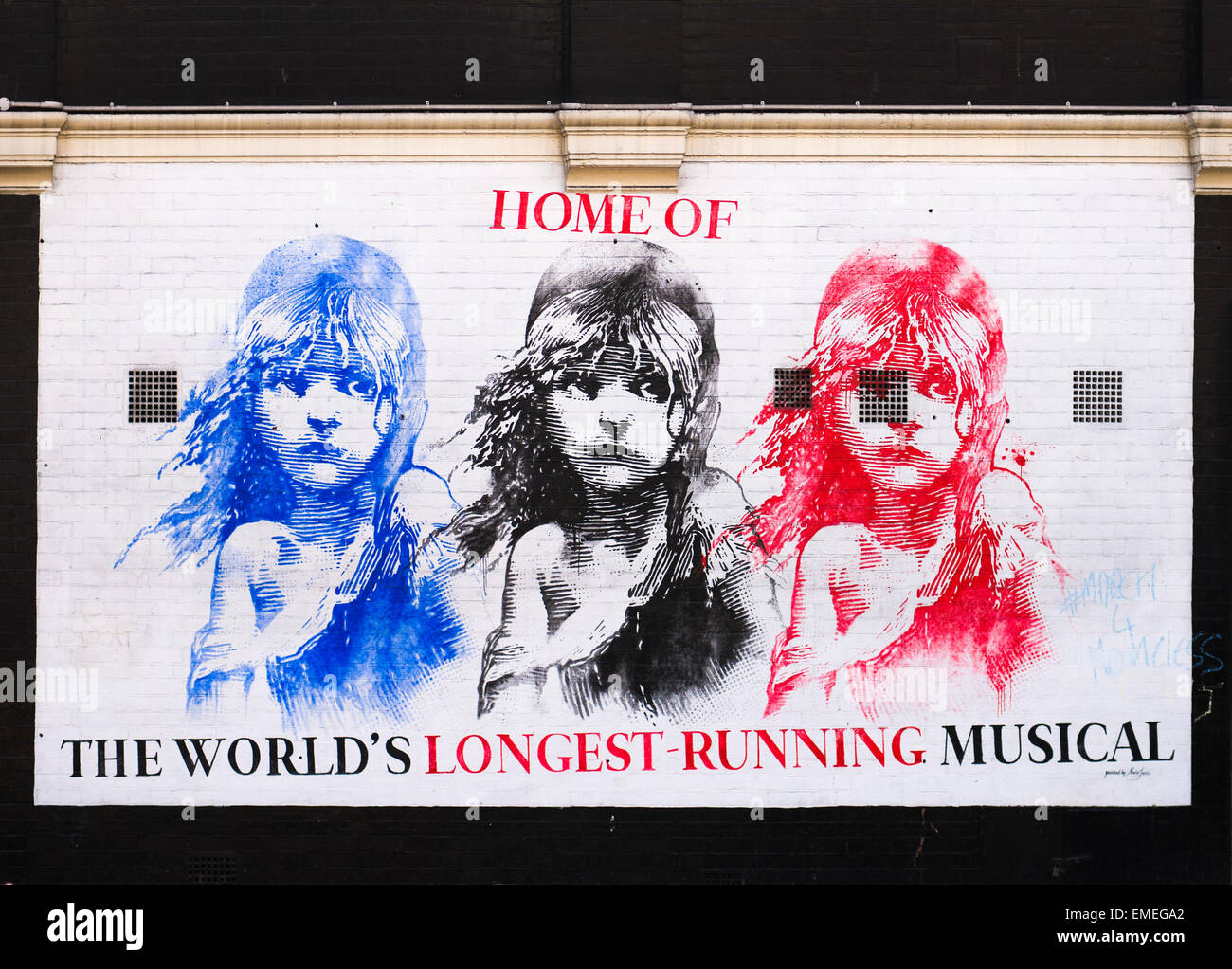 All'angolo di Wardour Street, Londra, giace Queen's Theatre, home per la più lunga del mondo in esecuzione musicale, Les Miserables. Foto Stock