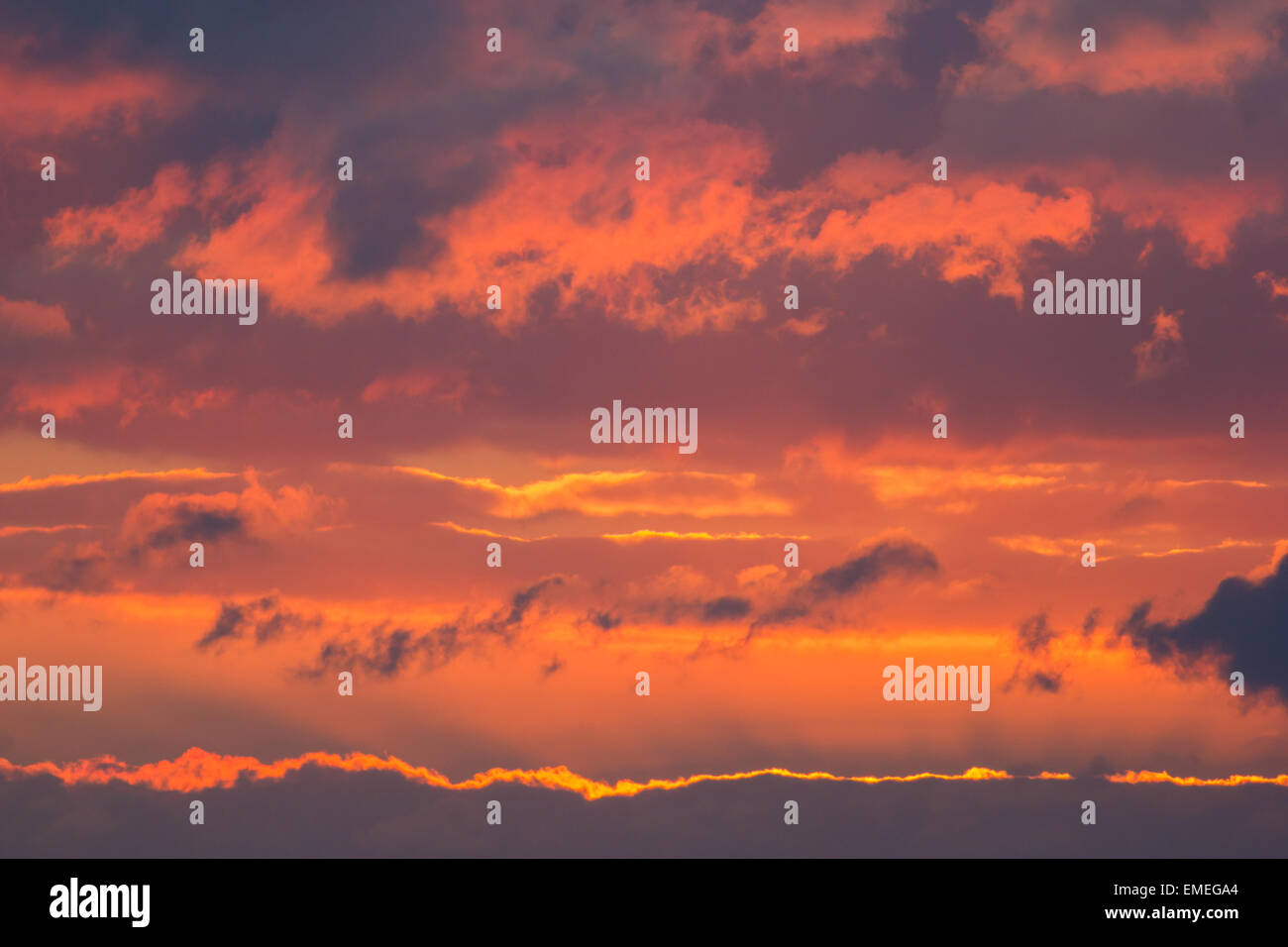 Sunrise attraverso le nubi dal punto di profonda, St Mary, isole Scilly, Febbraio 2015 Foto Stock