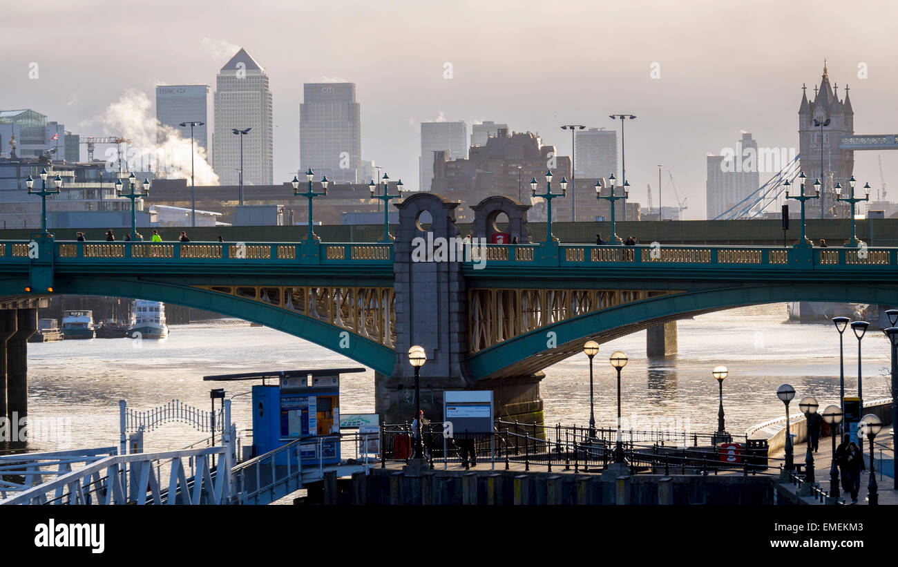 Blackfriars Bridge con Canary Wharf in background, Londra Gran Bretagna Foto Stock